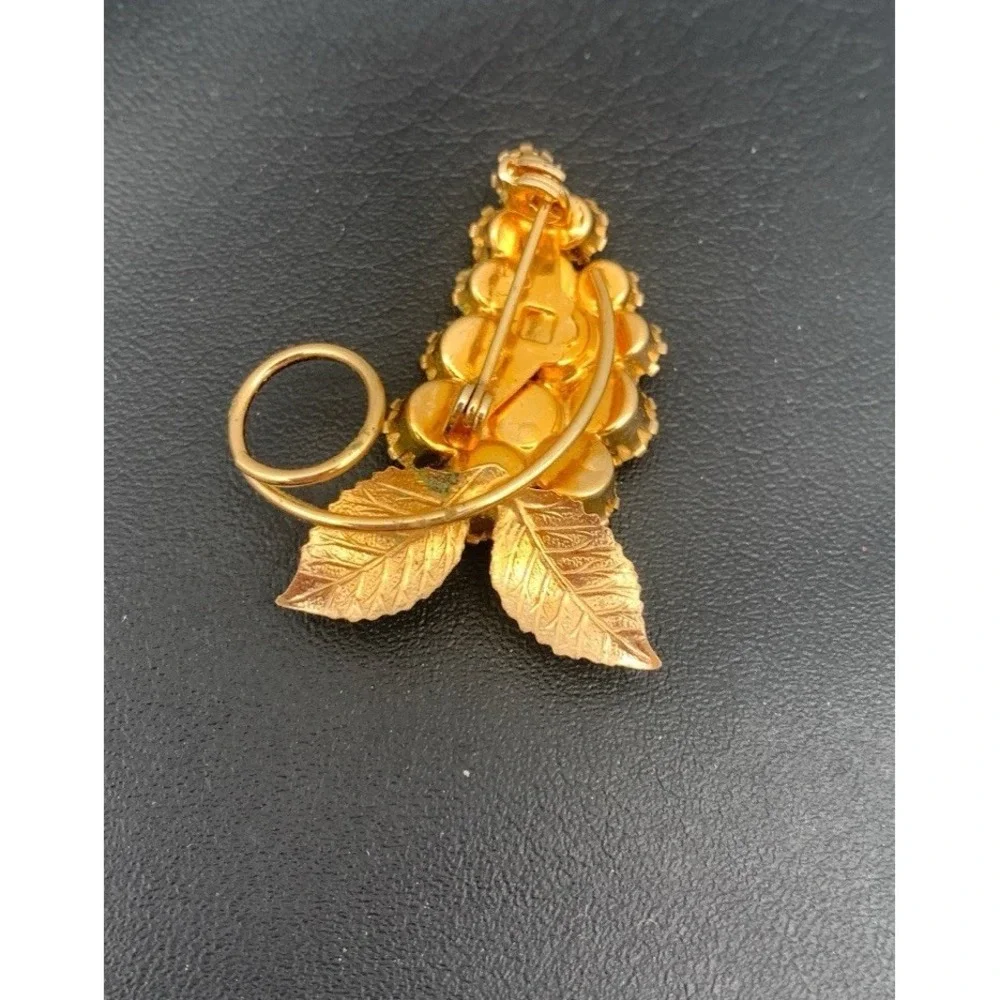 Vintage Gold Tone‎ And Emerald Green Rhinestone Leaf Brooch